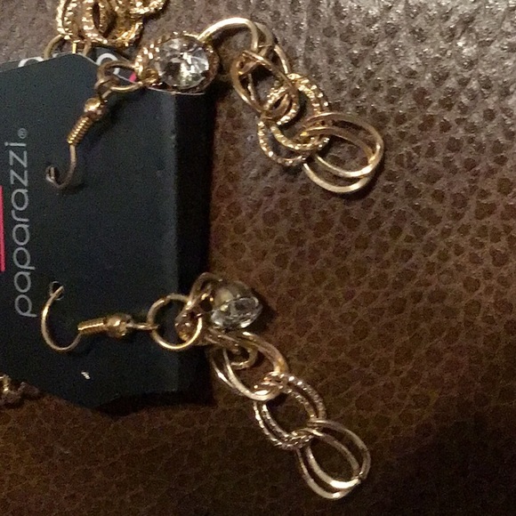 NWT, BIB NECKLACE AND EARRINGS SET. CRYSTALS ON BIB AND EARRINGS.LIGHTWEIGHT - Picture 8 of 8